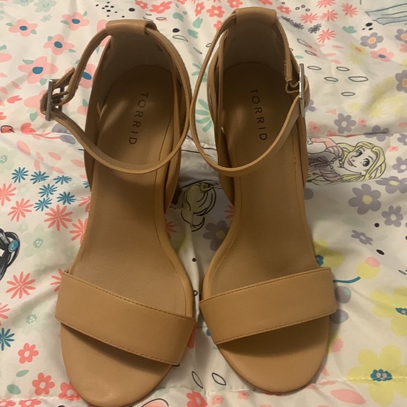 New Torrid Tan Heels size 9W - Picture 2 of 3